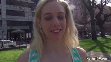 Egy kis gázsival felcsábították a szőke budapesti lányt hogy megfarkalják a finom puncusát Thumb