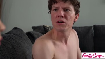 A mostohaszülei előtt kefélte meg a mostohahúgocskája szűk punciját majd négyesben folytatták Thumb