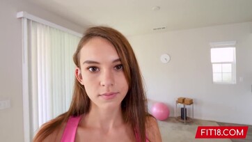 Egy karcsú 18 éves tinilány aki boldogan széttárta a lábikóit hogy befogadja a lompost Thumb