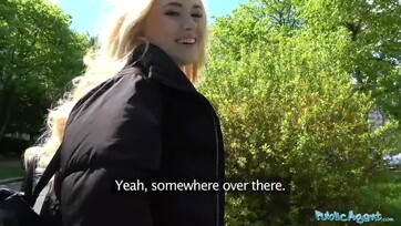 Egy 20 esztendős szőke csajszit sikerült felszednie a lakóparkban a tökös utcaügynöknek Thumb