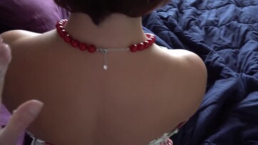 A bazinagy cickókkal felruházott nevelőanyukám felizgult mialatt simogattam majd elkezdett cuclizni Thumb