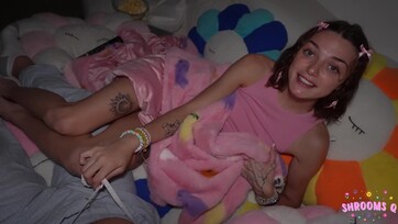 A filmnézés közben lehántotta a sovány tinilány a mostohaapjáról a nadrágot és rábukott a szerszámára Thumb