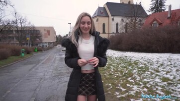 A dögös családos milf csajszi egy kis zöldhasúért hajlandó volt felmenni a panzióba az utcaügynökkel Thumb