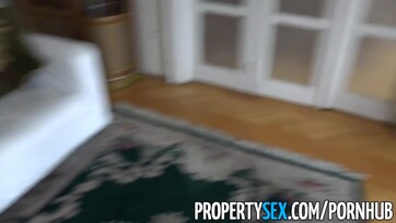 A hosszú combikájú hazai ingatlanszakértő cicus boldogan tutujgatta a brit érdeklődője kolbászát Thumb