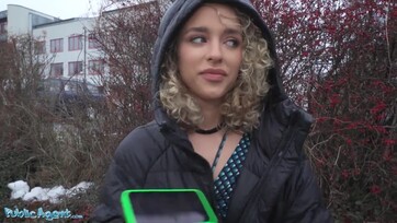 Bezsebelte a pénzikét a göndörhajú bombázó és engedte hogy az utcaügynök bemártsa a szerszámát Thumb