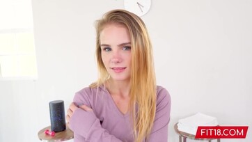 A tündibündi szöszike lány felvette a jóganadrágot és rábukott a kamutoborzó életerős dákójára Thumb