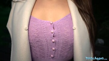 Egy kis készpénzzel sikerült rávennie a várakozó ázsiai leányzót hogy furulyázzon egyet a farkán Thumb