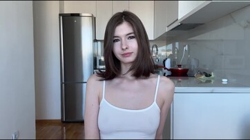 Leesett a kondom mialatt a szobatársnőm punciját reszeltem így szándéktalanul beleélveztem Thumb