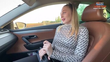 A bájos stoppos csajszi megvillantotta a csöcseit majd a popóját és szexszel jattolt a fuvarozásért Thumb