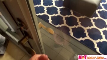 Meztelenül várta odakint az apukája haverját majd magánszorgalomból bekapta a duzzadt kolbászát Thumb