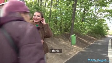 Boldogan megmutizgatta egy kis zsetonért a szépséges cicijeit és a popócskáját majd széttárta a combikáit Thumb