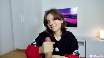 Az arcocskájára és az éhes pofikájába is jutott a spermámból miután kirántottam a fincsi pinájából Thumb