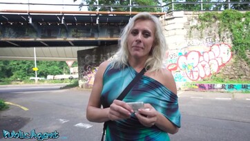 A természetes mellű szőke milf a parkban szopott és dugott, a végén pedig az ábrázatára sprickoltak Thumb